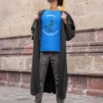 Abschlussklassen tragen bedruckte Abi-Shirts und Abschluss-Hoodies mit Namensliste und Schul-Motto.