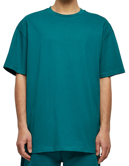 Retro-grünes Heavy Oversize T-Shirt getragen am Model mit Drop-Shoulder-Schnitt und Rundhals aus 240g Baumwolle.